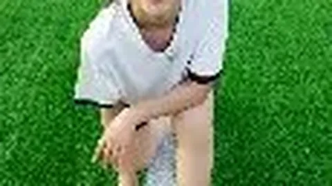 李宇春别样演绎《路口相遇》 展现美腿风采