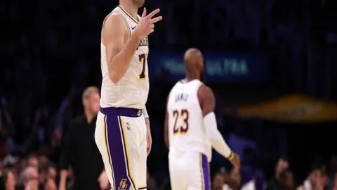 球场风云，我傲视群雄！助力顺德校园篮球队，共筑辉煌！